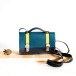Cartable coloré cuir, sac cartable à bandoulière pour femme. "Odette", sacoche cuir, satchel bag, cartable bandoulière pour femme. Sac en cuir fait main. Maela créatrions, créatrice de maroquinerie artisanale à Audierne, Finistère, Bretagne.