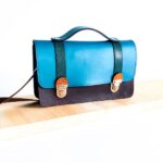Cartable coloré cuir, sac cartable à bandoulière pour femme. "Odette", sacoche cuir, satchel bag, cartable bandoulière pour femme. Sac en cuir fait main. Maela créatrions, créatrice de maroquinerie artisanale à Audierne, Finistère, Bretagne.