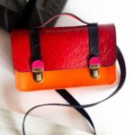 Cartable coloré cuir, sac cartable à bandoulière pour femme. "Odette", sacoche cuir, satchel bag, cartable bandoulière pour femme. Sac en cuir fait main. Maela créatrions, créatrice de maroquinerie artisanale à Audierne, Finistère, Bretagne.