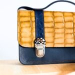 Cartable coloré cuir, sac cartable à bandoulière pour femme. "Odette", sacoche cuir, satchel bag, cartable bandoulière pour femme. Sac en cuir fait main. Maela créatrions, créatrice de maroquinerie artisanale à Audierne, Finistère, Bretagne.