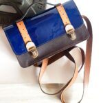 Sac cartable à bandoulière pour femme. "Odette", sacoche cuir, satchel bag, cartable bandoulière pour femme. Sac en cuir fait main. Maela créatrions, créatrice de maroquinerie artisanale à Audierne, Finistère, Bretagne.