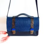 Cartable coloré cuir, sac cartable à bandoulière pour femme. "Odette", sacoche cuir, satchel bag, cartable bandoulière pour femme. Sac en cuir fait main. Maela créatrions, créatrice de maroquinerie artisanale à Audierne, Finistère, Bretagne.