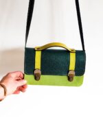 Cartable coloré cuir, sac cartable à bandoulière pour femme. "Odette", sacoche cuir, satchel bag, cartable bandoulière pour femme. Sac en cuir fait main. Maela créatrions, créatrice de maroquinerie artisanale à Audierne, Finistère, Bretagne.