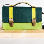 Cartable coloré cuir, sac cartable à bandoulière pour femme. "Odette", sacoche cuir, satchel bag, cartable bandoulière pour femme. Sac en cuir fait main. Maela créatrions, créatrice de maroquinerie artisanale à Audierne, Finistère, Bretagne.