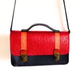 Cartable coloré cuir, sac cartable à bandoulière pour femme. "Odette", sacoche cuir, satchel bag, cartable bandoulière pour femme. Sac en cuir fait main. Maela créatrions, créatrice de maroquinerie artisanale à Audierne, Finistère, Bretagne.
