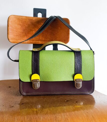 Cartable coloré cuir, sac cartable à bandoulière pour femme. "Odette", sacoche cuir, satchel bag, cartable bandoulière pour femme. Sac en cuir fait main. Maela créatrions, créatrice de maroquinerie artisanale à Audierne, Finistère, Bretagne.