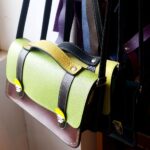 Cartable coloré cuir, sac cartable à bandoulière pour femme. "Odette", sacoche cuir, satchel bag, cartable bandoulière pour femme. Sac en cuir fait main. Maela créatrions, créatrice de maroquinerie artisanale à Audierne, Finistère, Bretagne.