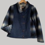 veste colorée en cachemire et laine, modèle Adèle bleu. Fabrication artisanale à Audierne, Finistère Bretagne.