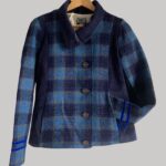 veste colorée en laine, modèle Adèle bleu écossais. Fabrication artisanale à Audierne, Finistère Bretagne.
