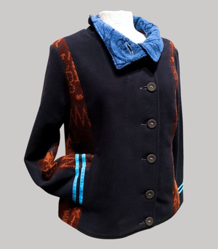 veste colorée en laine, modèle Adèle Bleu Marine et Rouille. Fabrication artisanale à Audierne, Finistère Bretagne.