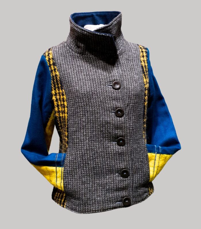 veste colorée en laine, modèle Adèle Jaune Écossais et Bleu Marine. Fabrication artisanale à Audierne, Finistère Bretagne.