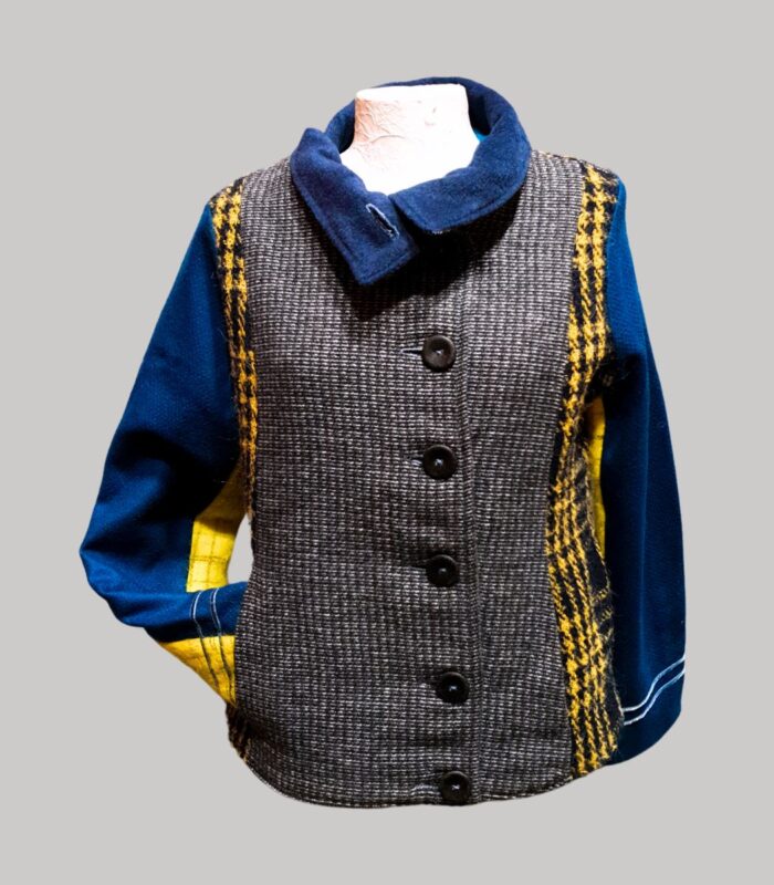 veste colorée en laine, modèle Adèle Jaune Écossais et Bleu Marine. Fabrication artisanale à Audierne, Finistère Bretagne.