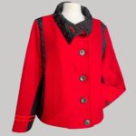 veste colorée en laine, modèle Adèle Rouge et Noir à motifs à fleurs. Fabrication artisanale à Audierne, Finistère Bretagne.