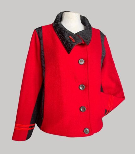 veste colorée en laine, modèle Adèle Rouge et Noir à motifs à fleurs. Fabrication artisanale à Audierne, Finistère Bretagne.