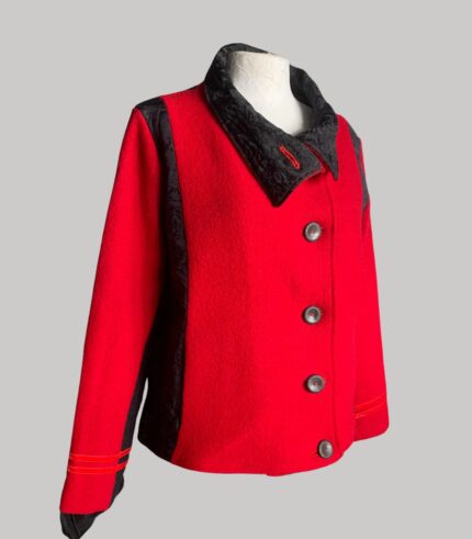 veste colorée en laine, modèle Adèle Rouge et Noir à motifs à fleurs. Fabrication artisanale à Audierne, Finistère Bretagne.