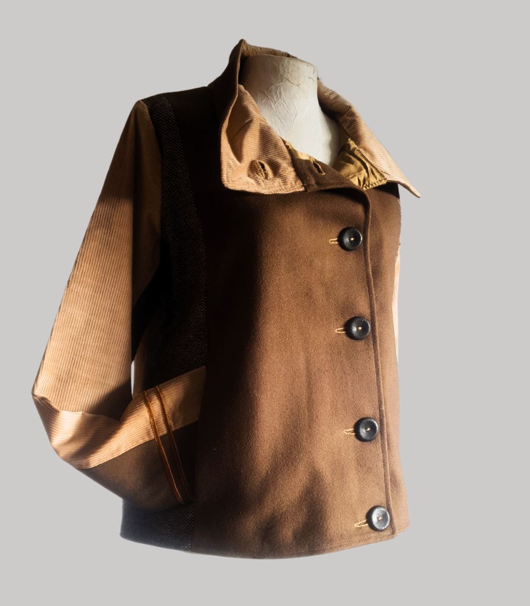 veste colorée en laine, modèle Adèle Taupe et Beige. Fabrication artisanale à Audierne, Finistère Bretagne.