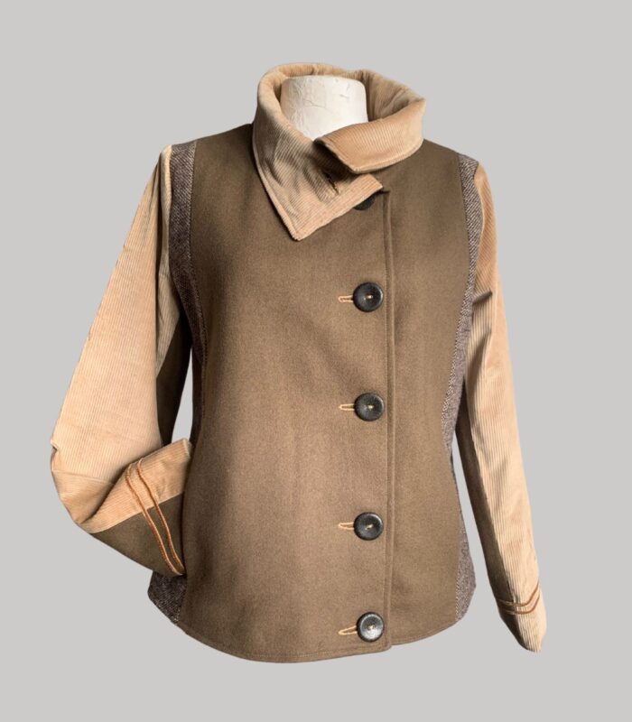 veste colorée en laine, modèle Adèle Taupe et Beige. Fabrication artisanale à Audierne, Finistère Bretagne.