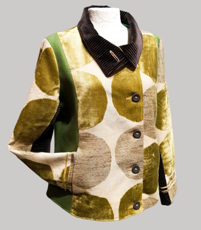 veste colorée en laine, modèle Adèle vert seventies. Fabrication artisanale à Audierne, Finistère Bretagne.