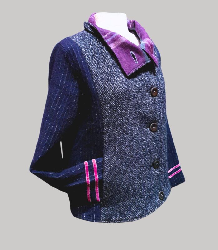 veste colorée en laine, modèle Adèle Bleu Marine et Violet. Fabrication artisanale à Audierne, Finistère Bretagne.