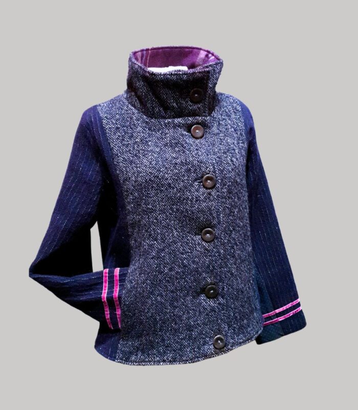 veste colorée en laine, modèle Adèle Bleu Marine et Violet. Fabrication artisanale à Audierne, Finistère Bretagne.