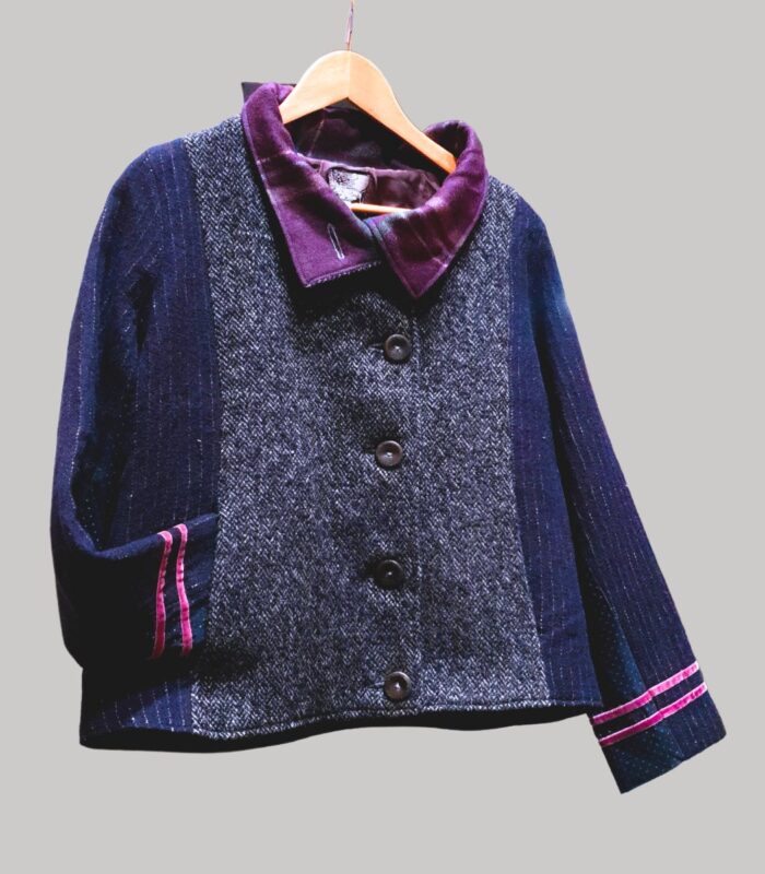 veste colorée en laine, modèle Adèle Bleu Marine et Violet. Fabrication artisanale à Audierne, Finistère Bretagne.