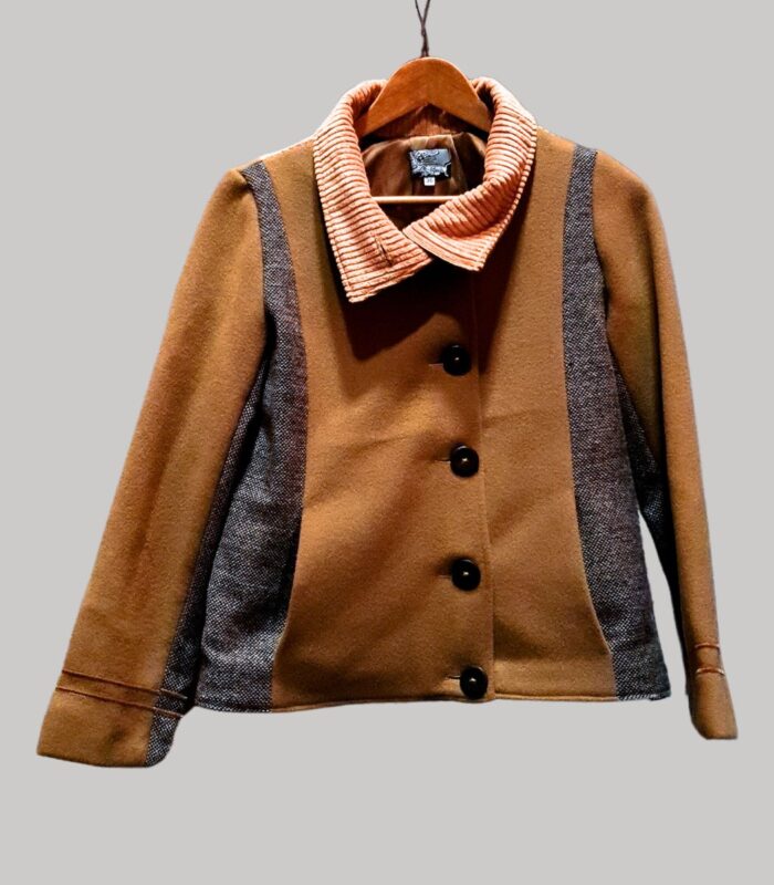 veste colorée en laine, modèle Adèle Camel, Beige et Gris chiné. Fabrication artisanale à Audierne, Finistère Bretagne.