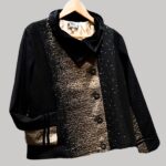 veste en laine, modèle Adèle, Noire et Dorée Fabrication artisanale à Audierne, Finistère Bretagne.
