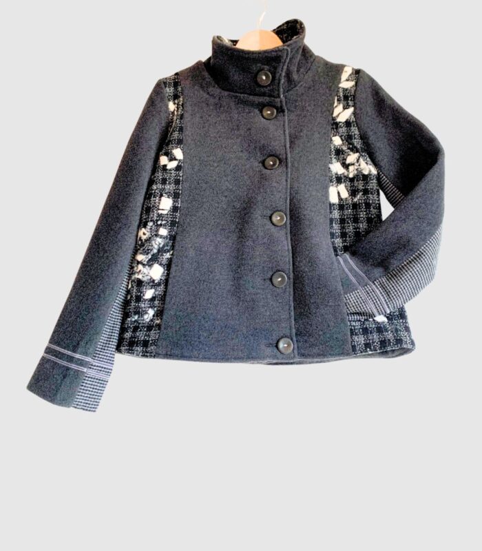 veste laine grise, veste grise, noire et blanche veste originale, veste en laine, veste courte, veste chaude, coupe vent laine. Fabrication artisanale à Audierne, Finistère Bretagne.