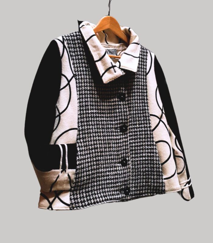 veste en laine, modèle Adèle, Noir et Blanc, motif vichy et graphique. Fabrication artisanale à Audierne, Finistère Bretagne.