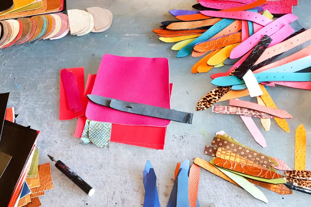 fabrication artisanal de petits sacs bandoulière. Atelier de maroquinerie à Audierne (29)