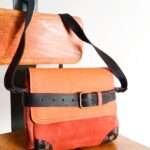 ito camel et rouille. Petit sac à bandoulière, sac artisanal en cuir modèle Ito par Maela créations, créatrice de mode et maroquinerie à Audierne(29)