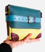 Petit sac à bandoulière, sac artisanal modèle ito en cuir bleu turquoise, vers anis et violet de Maela créations, créatrice de mode et maroquinerie à Audierne(29)