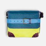 Petit sac à bandoulière, sac artisanal modèle ito en cuir bleu turquoise, vers anis et violet de Maela créations, créatrice de mode et maroquinerie à Audierne(29)