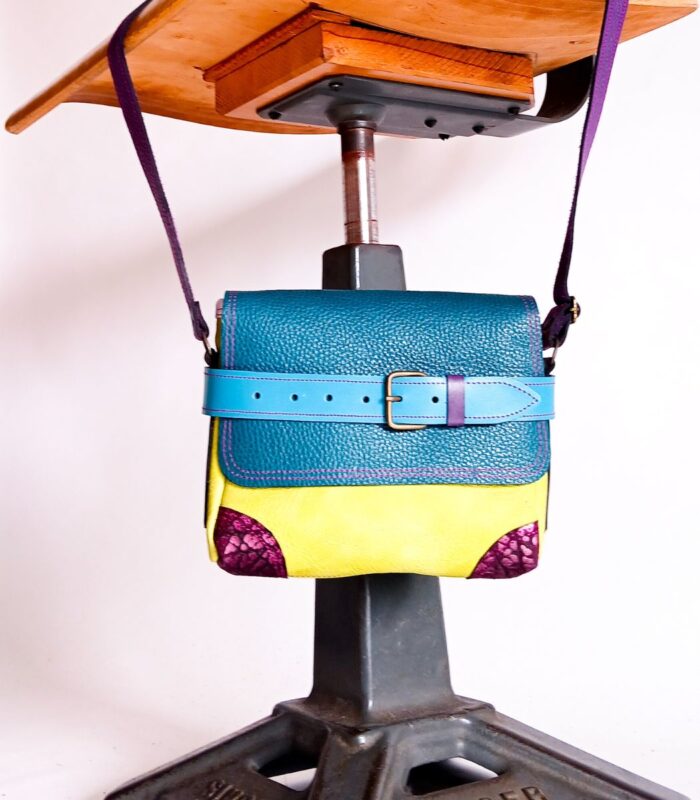 Petit sac à bandoulière, sac artisanal modèle ito en cuir bleu turquoise, vers anis et violet de Maela créations, créatrice de mode et maroquinerie à Audierne(29)