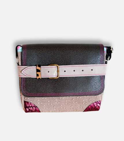 Petit sac à bandoulière, sac artisanal modèle ito en cuir gris, violet et léopard de Maela créations, créatrice de mode et maroquinerie à Audierne(29)