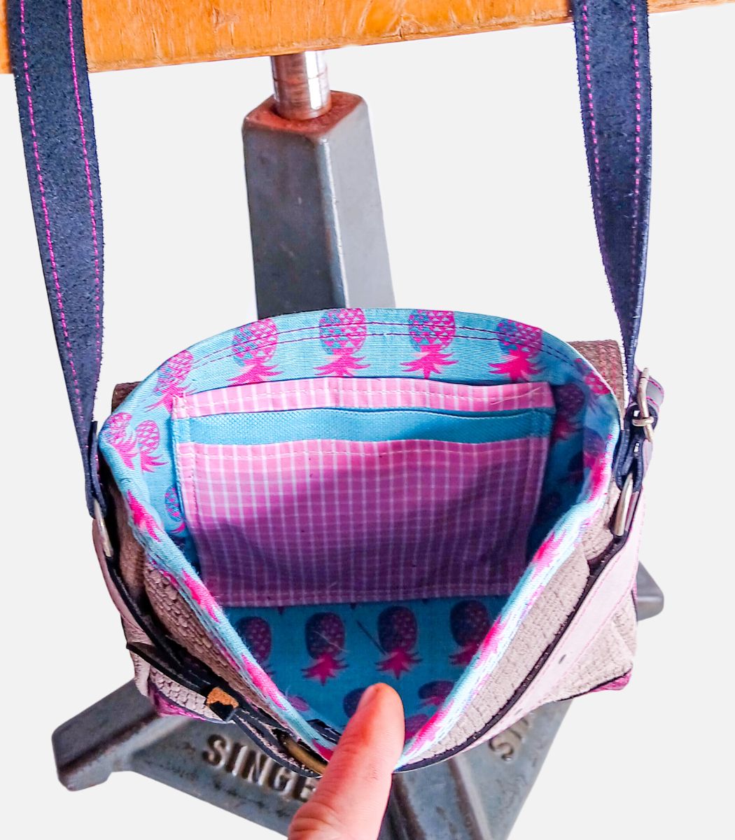 Petit sac à bandoulière, sac artisanal modèle ito en cuir gris, violet et léopard de Maela créations, créatrice de mode et maroquinerie à Audierne(29)
