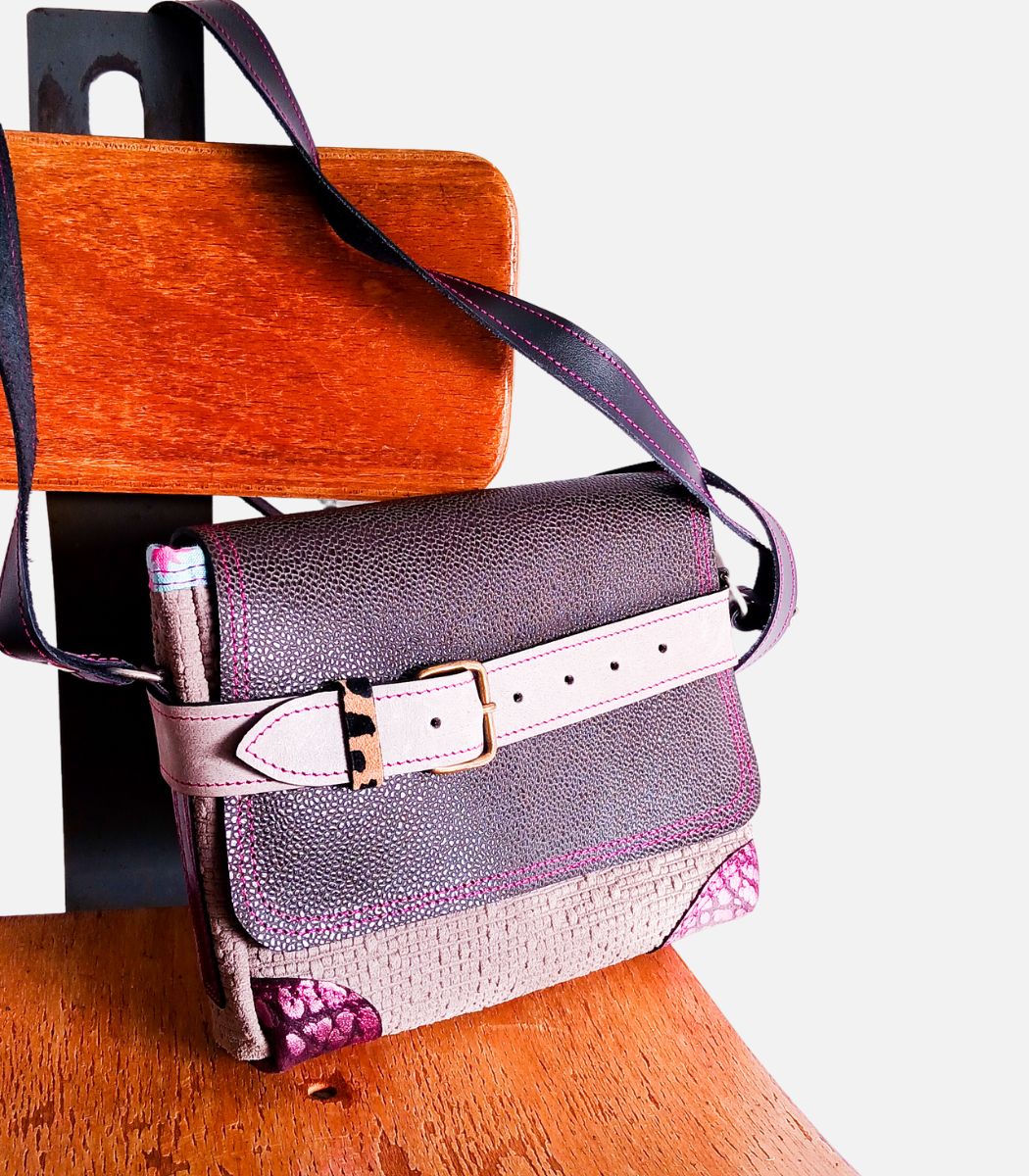 Petit sac à bandoulière, sac artisanal modèle ito en cuir gris, violet et léopard de Maela créations, créatrice de mode et maroquinerie à Audierne(29)