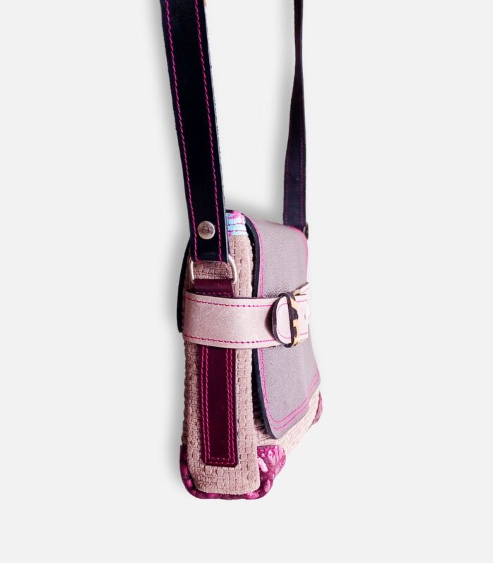 Petit sac à bandoulière, sac artisanal modèle ito en cuir gris, violet et léopard de Maela créations, créatrice de mode et maroquinerie à Audierne(29)