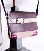 Petit sac à bandoulière, sac artisanal modèle ito en cuir gris, violet et léopard de Maela créations, créatrice de mode et maroquinerie à Audierne(29)