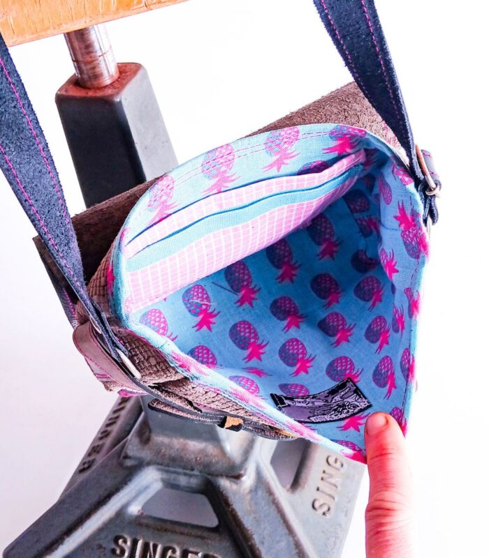 Petit sac à bandoulière, sac artisanal modèle ito en cuir gris, violet et léopard de Maela créations, créatrice de mode et maroquinerie à Audierne(29)