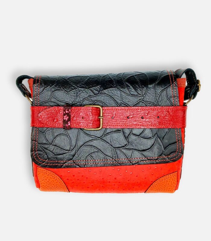 Petit sac à bandoulière, sac artisanal modèle ito en cuir rouge, noir et orange de Maela créations, créatrice de mode et maroquinerie à Audierne(29)