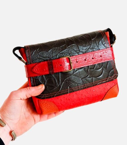 Petit sac à bandoulière, sac artisanal modèle ito en cuir rouge, noir et orange de Maela créations, créatrice de mode et maroquinerie à Audierne(29)