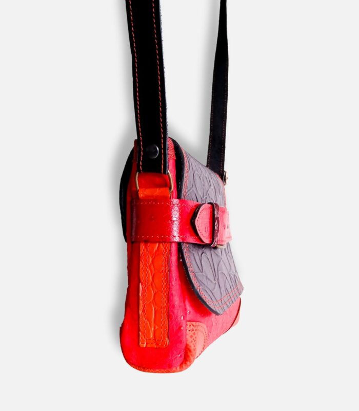 Petit sac à bandoulière, sac artisanal modèle ito en cuir rouge, noir et orange de Maela créations, créatrice de mode et maroquinerie à Audierne(29)