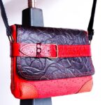 Petit sac à bandoulière, sac artisanal modèle ito en cuir rouge, noir et orange de Maela créations, créatrice de mode et maroquinerie à Audierne(29)