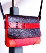 Petit sac à bandoulière, sac artisanal modèle ito en cuir rouge, noir et orange de Maela créations, créatrice de mode et maroquinerie à Audierne(29)