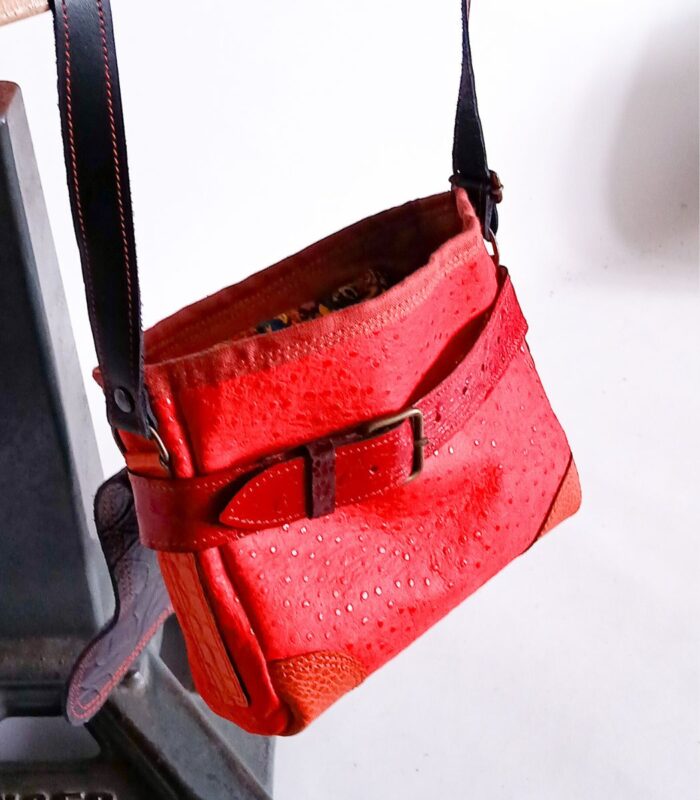 Petit sac à bandoulière, sac artisanal modèle ito en cuir rouge, noir et orange de Maela créations, créatrice de mode et maroquinerie à Audierne(29)