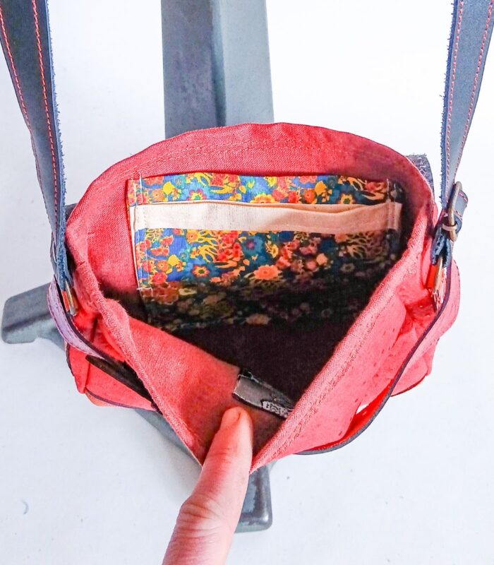 Petit sac à bandoulière, sac artisanal modèle ito en cuir rouge, noir et orange de Maela créations, créatrice de mode et maroquinerie à Audierne(29)