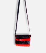 Petit sac à bandoulière, sac artisanal modèle ito en cuir rouge, noir et orange de Maela créations, créatrice de mode et maroquinerie à Audierne(29)