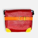 Petit sac à bandoulière, sac artisanal modèle ito en cuir rouge, orange et vers anis de Maela créations, créatrice de mode et maroquinerie à Audierne(29)