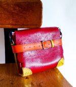 Petit sac à bandoulière, sac artisanal modèle ito en cuir rouge, orange et vers anis de Maela créations, créatrice de mode et maroquinerie à Audierne(29)